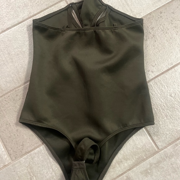 Revolve cut-out bodysuit - Picture 3 of 5